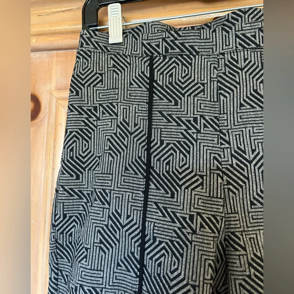 Joseph Ribkoff pull on pant, fits at waist, skinny leg, 29.5 inseam, size 6 - Picture 1 of 3